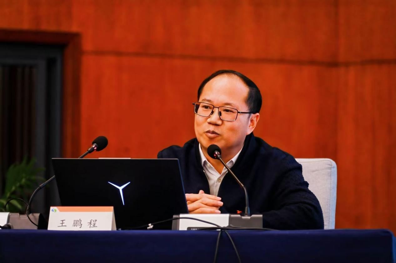 10.王鹏程作报告.png