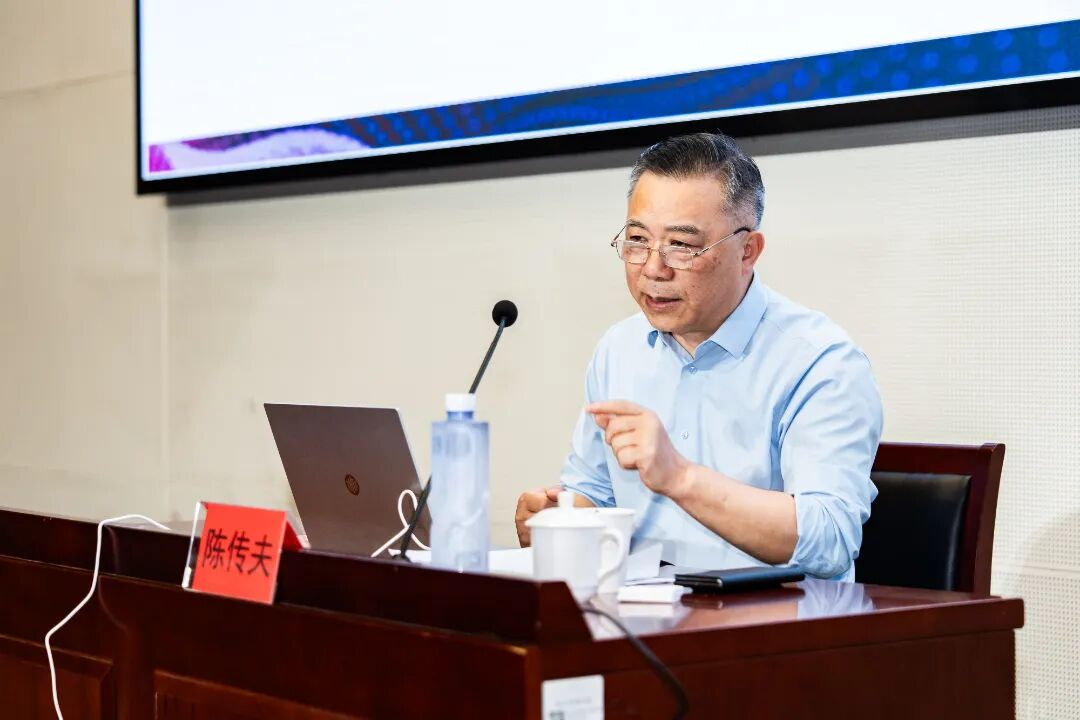 3.陈传夫授课.png